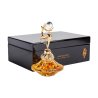 Aurora Scents Her Majesty EDP 75 ml — Produktverpackung; Nahaufnahme; auf weißem Hintergrund; weitester Bildausschnitt