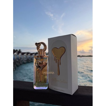 Fragrance World Allure Couture EDP 100 ml — toode stiliseeritud keskkonnas; väga lähivõte; õues; lähim kadreering