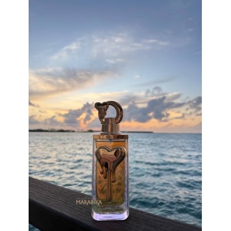 Fragrance World Allure Couture EDP 100 ml — toode stiliseeritud keskkonnas; väga lähivõte; vee ääres
