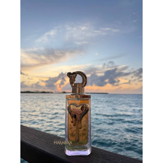 Fragrance World Allure Couture EDP 100 ml — toode stiliseeritud keskkonnas; väga lähivõte; vee ääres