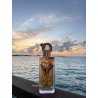 Fragrance World Allure Couture EDP 100 ml — toode stiliseeritud keskkonnas; väga lähivõte; vee ääres