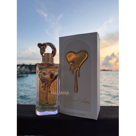 Fragrance World Allure Couture EDP 100 ml — toode stiliseeritud keskkonnas; väga lähivõte; õues; kõige laiem kadreering