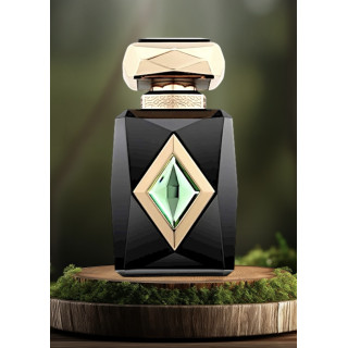 Iris Patchouli Extrait de Parfum 80 ml — produkt ve stylizované kompozici; velmi detailní záběr; na dřevěném povrchu