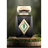 Iris Patchouli Extrait de Parfum 80 ml — produkt ve stylizované kompozici; velmi detailní záběr; na dřevěném povrchu