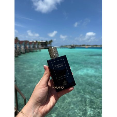 Fragrance World Immortal London EDP 100 ml — товар в стилизованной композиции; очень крупный план; у воды