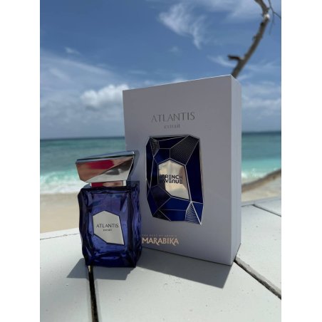 Atlantis Extrait Extrait de Parfum 100 ml — товар в стилизованной композиции; очень крупный план; у воды; средний план