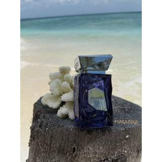 Atlantis Extrait Extrait de Parfum 100 ml — товар в стилизованной композиции; очень крупный план; у воды; самый широкий кадр
