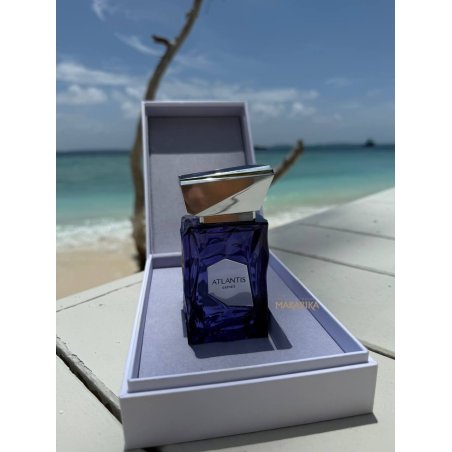 Atlantis Extrait Extrait de Parfum 100 ml — товар в стилизованной композиции; очень крупный план; у воды; самый близкий кадр