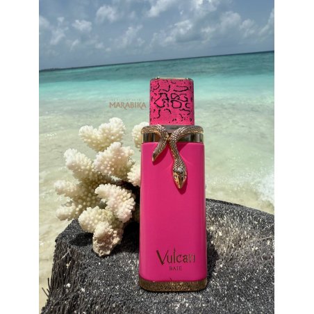 Fragrance World Vulcan Baie EDP 100 ml — toode stiliseeritud keskkonnas; väga lähivõte; vee ääres; kõige laiem kadreering