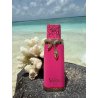 Fragrance World Vulcan Baie EDP 100 ml — toode stiliseeritud keskkonnas; väga lähivõte; vee ääres; kõige laiem kadreering