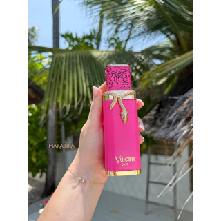 Fragrance World Vulcan Baie EDP 100 ml — toode stiliseeritud keskkonnas; väga lähivõte; roheluse keskel
