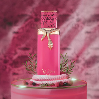 Fragrance World Vulcan Baie EDP 100 ml — toote vaade; väga lähivõte; värvilisel taustal