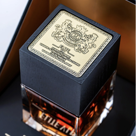 Aurora Scents Elite VIP EDP 100 ml — упаковка товара; очень крупный план; на цветном фоне