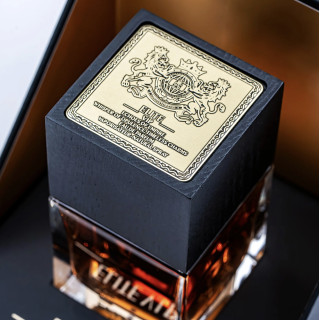 Aurora Scents Elite VIP EDP 100 ml — упаковка товара; очень крупный план; на цветном фоне