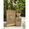 Fragrance World Sexy Vanilla EDP 80 ml — produktas stilizuotoje aplinkoje; stambus planas; žalumos apsuptyje; plačiausias kadras