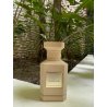Sexy Vanilla EDP 80 ml — produktas stilizuotoje aplinkoje; stambus planas; žalumos apsuptyje; artimiausias kadras