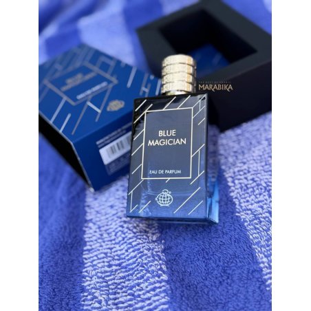 Fragrance World Blue Magician EDP 100 ml — упаковка товара; очень крупный план; на белом фоне