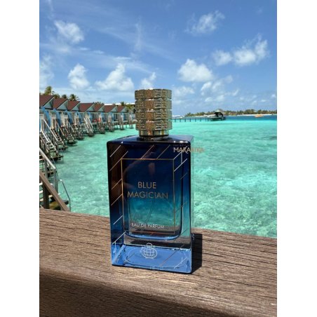Fragrance World Blue Magician EDP 100 ml — товар в стилизованной композиции; очень крупный план; у воды; самый близкий кадр