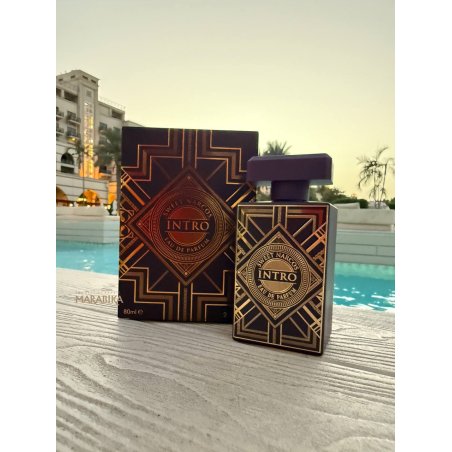 Fragrance World Intro Sweet Narcos EDP 80 ml — produkt ve stylizované kompozici; velmi detailní záběr; na bílém pozadí