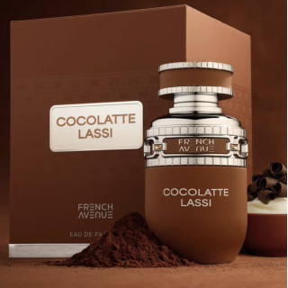 Fragrance World Cocolatte Lassi EDP 80 ml — товар и упаковка; очень крупный план; на тёмном фоне
