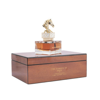 Aurora Scents The Garden of Eden EDP 100 ml — toode stiliseeritud keskkonnas; täiskompositsioon; valgel taustal