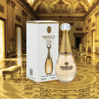 Fragrance World Marque 133 EDP 30 ml — Produktansicht; sehr nahe Detailaufnahme; auf farbigem Hintergrund