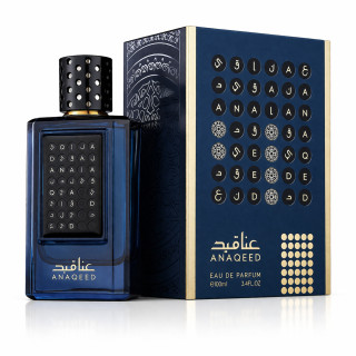 Fragrance World Anaqeed EDP 100 ml — product en verpakking; zeer nabije close-up; op een witte achtergrond