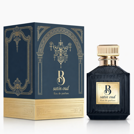 Fragrance World B Satin Oud EDP 100 ml — produktas stilizuotoje aplinkoje; stambus planas; baltame fone