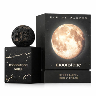 Fragrance World Moonstone Noire EDP 100 ml — toode stiliseeritud keskkonnas; väga lähivõte; õues