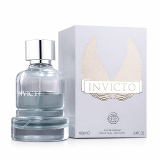 Fragrance World Invicto EDP 100 ml — Produkt und Verpackung; Nahaufnahme; auf weißem Hintergrund; weitester Bildausschnitt