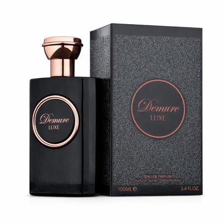 Fragrance World Demure Luxe EDP 100 ml — opakowanie produktu; bardzo bliskie ujęcie; na białym tle; najszersze kadrowanie