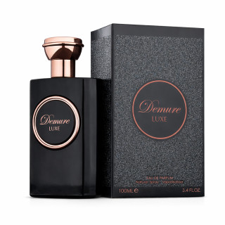 Fragrance World Demure Luxe EDP 100 ml — opakowanie produktu; bardzo bliskie ujęcie; na białym tle; najszersze kadrowanie