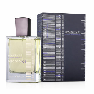 Fragrance World Esscentric 01 EDP 100 ml — Produkt und Verpackung; Nahaufnahme; auf weißem Hintergrund; engster Bildausschnitt