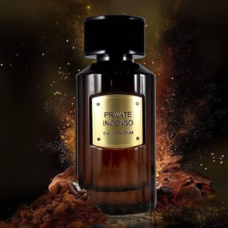 Fragrance World Private Incenso EDP 100 ml — Produktansicht; sehr nahe Detailaufnahme; auf dunklem Hintergrund