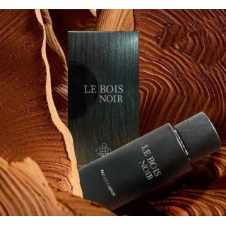 Fragrance World Le Bois Noir EDP 100 ml — toode stiliseeritud keskkonnas; väga lähivõte; puitpinnal