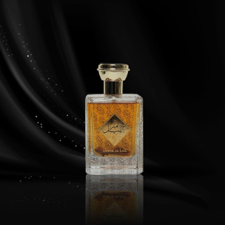 Fragrance World Ameer Al Lail EDP 100 ml — toote vaade; täiskompositsioon; tumedal taustal; kõige laiem kadreering