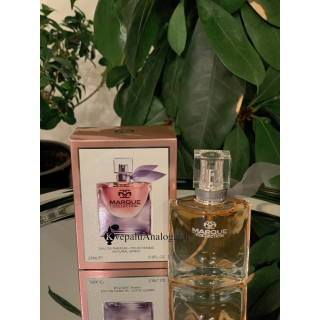Fragrance World Marque 105 25 ml — toode stiliseeritud keskkonnas; väga lähivõte; roheluse keskel; lähedane kadreering