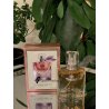Fragrance World Marque 105 25 ml — toode stiliseeritud keskkonnas; väga lähivõte; roheluse keskel; lähedane kadreering