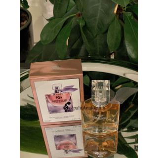 Fragrance World Marque 105 25 ml — toode stiliseeritud keskkonnas; väga lähivõte; roheluse keskel; lähim kadreering