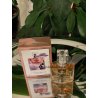 Fragrance World Marque 105 25 ml — toode stiliseeritud keskkonnas; väga lähivõte; roheluse keskel; lähim kadreering