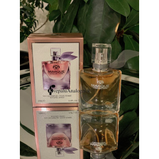 Fragrance World Marque 105 25 ml — toode stiliseeritud keskkonnas; väga lähivõte; roheluse keskel; laiem kadreering