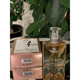 Fragrance World Marque 105 25 ml — toode stiliseeritud keskkonnas; väga lähivõte; roheluse keskel; kõige laiem kadreering