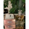 Fragrance World Marque 105 25 ml — toode stiliseeritud keskkonnas; väga lähivõte; roheluse keskel; kõige laiem kadreering