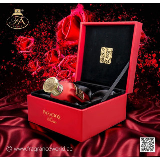 Fragrance World Paradox Rossa EDP 100 ml — produkt ve stylizované kompozici; velmi detailní záběr; na barevném pozadí