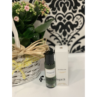 Lattafa Perfume Interlude EDP 30 ml — toode stiliseeritud keskkonnas; väga lähivõte; roheluse keskel