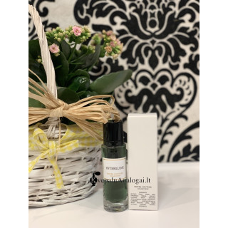 Lattafa Perfume Interlude EDP 30 ml — toode stiliseeritud keskkonnas; väga lähivõte; valgel taustal; kõige laiem kadreering