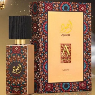 Lattafa Perfume Ajwad EDP 60 ml — productweergave; zeer nabije close-up; op een gekleurde achtergrond