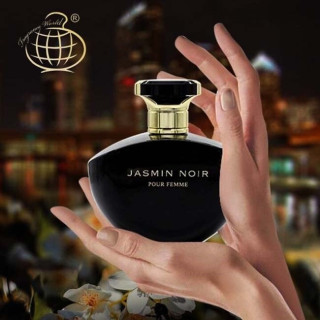 Fragrance World Jasmin Noir EDP 100 ml — изображение товара; очень крупный план; на тёмном фоне