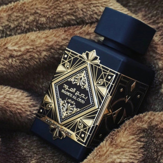 Lattafa Perfume Bade'e Al Oud Oud for Glory EDP 100 ml — toote vaade; väga lähivõte; tumedal taustal; lähim kadreering