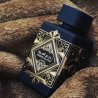 Lattafa Perfume Bade'e Al Oud Oud for Glory EDP 100 ml — toote vaade; väga lähivõte; tumedal taustal; lähim kadreering